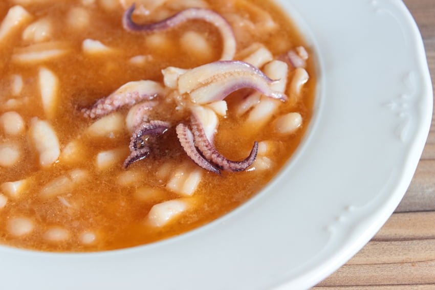 alubias con calamares por el mes de la cuchara en Dénia